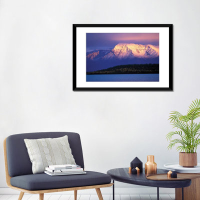 «Mt. «Katolinat avec le lac Naknek au premier plan, parc national et réserve de Katmai, Alaska, États-Unis», reproduction de photo sur toile