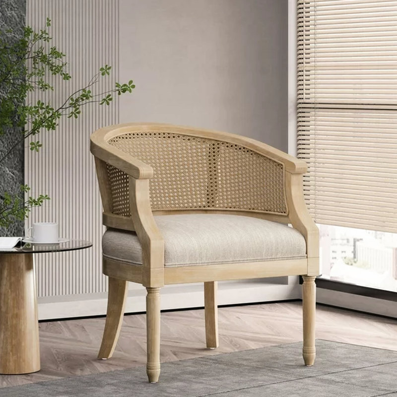 Chaise d'appoint classique classique beige avec structure en bois patiné et accoudoirs rembourrés de sangles de canne, Beige