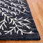 Tapis floral noir / ivoire en laine / coton / viscose touffeté à la main Soho-92391913