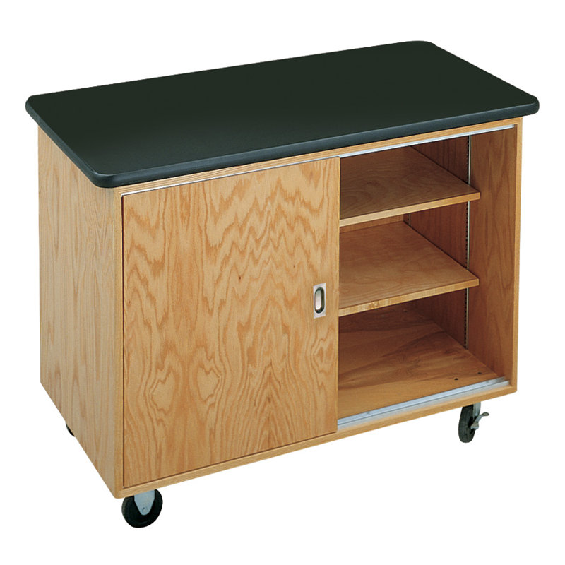 Armoire mobile de laboratoire Diversroom Spaces Classroom, l 48 po x P 24 po x H 36 po, fabrication en chêne, prise GFI, évier en acier inoxydable, 2 portes verrouillables, tiges de présentation, roulettes, fabriquée aux États-Unis