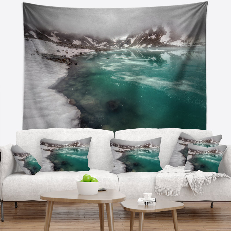 Tapisserie en polyester lake avec des montagnes icys et des accessoires suspendus inclus, H 78 po x l 92 po