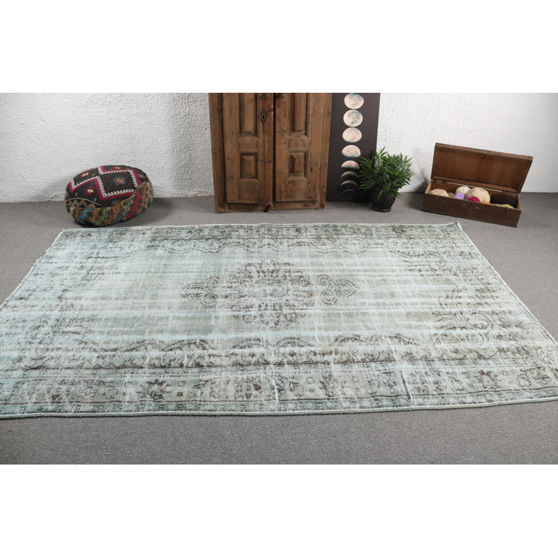 Le tapis turc vert clair fabriqué à la main rehausse la grande aura de votre salon avec une touche rétro