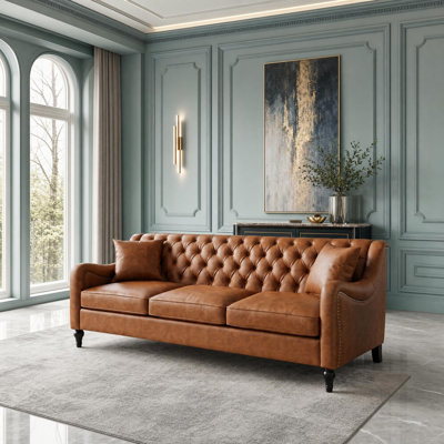 Sofa en similicuir capitonné en losanges avec accoudoirs incurvés et pieds en bouleau