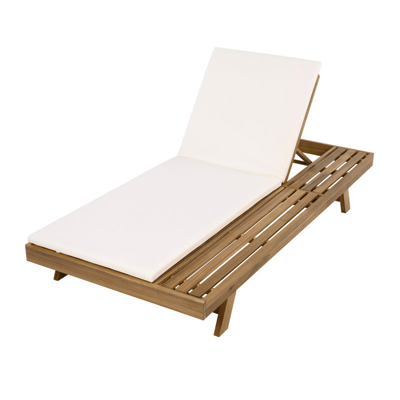 Chaise longue en bois au fini brun, coussins crème de 5 cm d'épaisseur, 4 positions inclinables pour une utilisation au bord de la piscine et à l'extérieur.