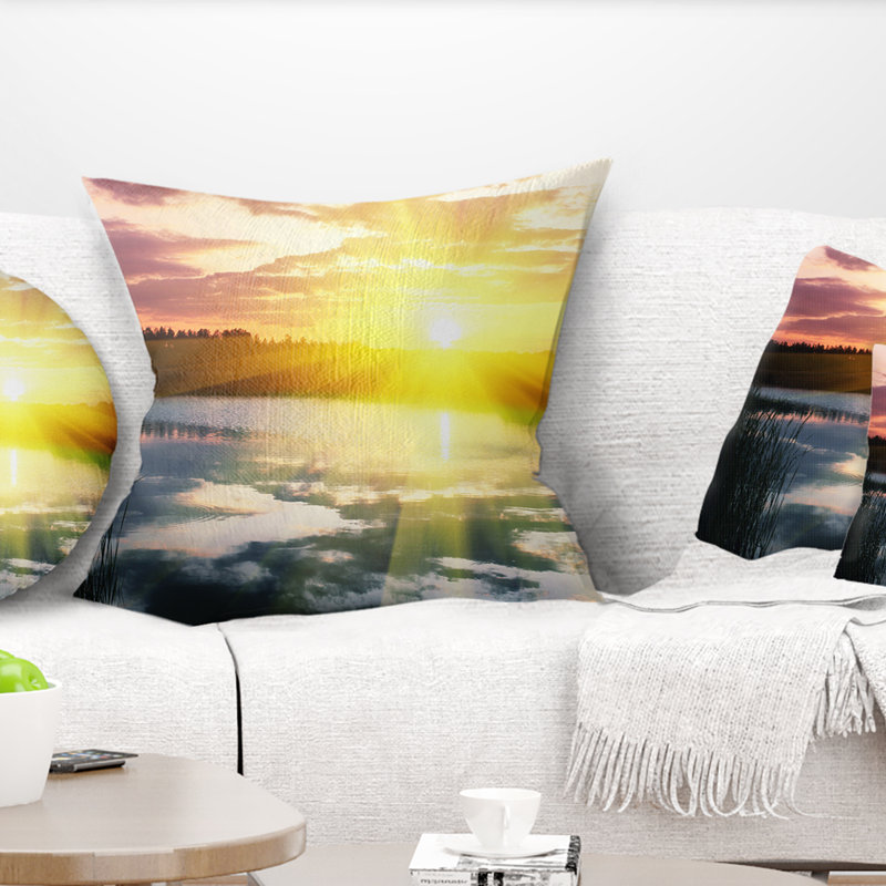Coussin jaune vif au lever du soleil sur le lac - Sea & Shore, 16 po x 1 po, Coussin décoratif