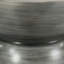Table basse en fer martelé avec base en forme de sablier au fini argent poli, carré de 24,5 po