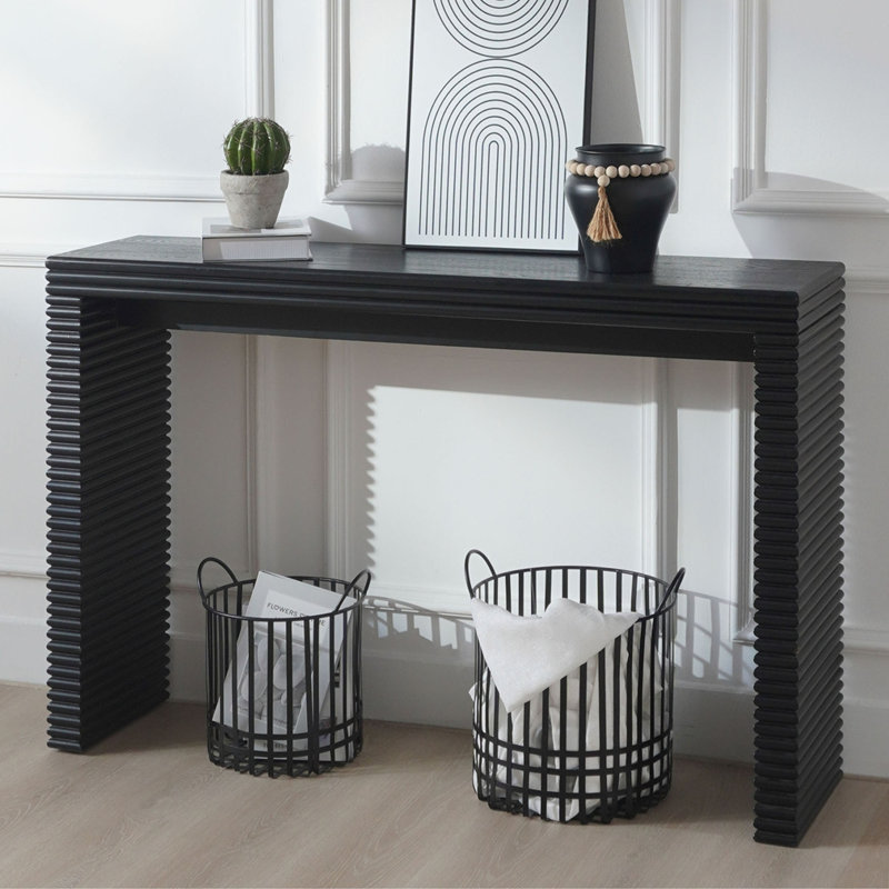 Console moderne noire avec motif nervuré