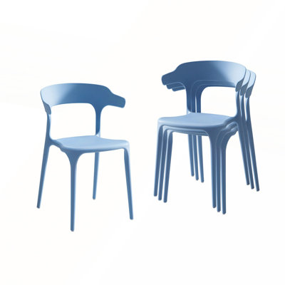 Un ensemble pratique de quatre chaises empilables pour une assise confortable, un rangement facile et une utilisation polyvalente dans divers environnements.