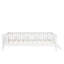 Lit plateforme en bois avec garde-corps-363397128