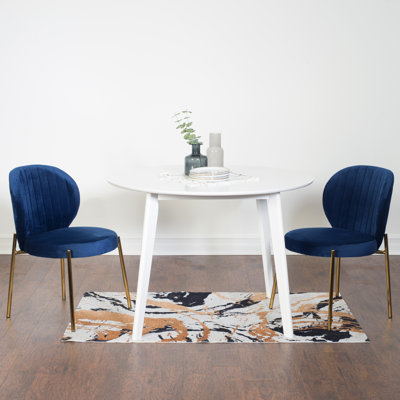 3 tables rondes blanches, 2 chaises élégantes et un somptueux revêtement en velours de bois d'hévéa créent une atmosphère élégante avec des sièges chics qui rehaussent le style