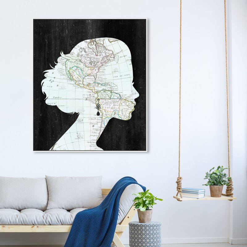 «The World Travel Girl», impression sur toile tendue, H 36 po x l 30 po, Blanc