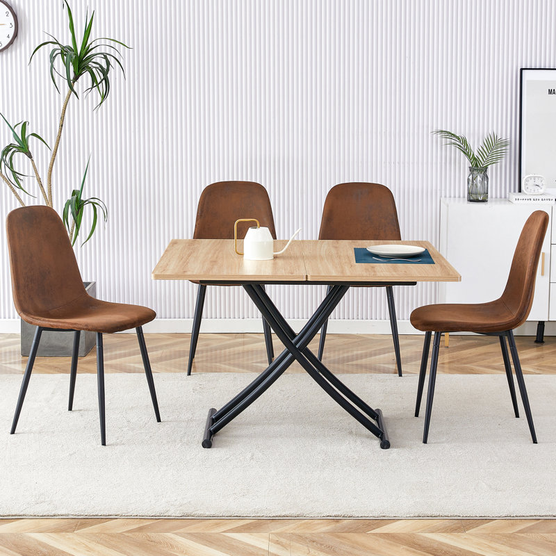 Ensemble de table et de chaises. Plateforme de levage multifonctionnelle minimaliste moderne, panneau de fibres à densité moyenne autocollant grain de bois clair, pieds en métal noir. Jumelé à 4 chaises confortables en tissu brun.