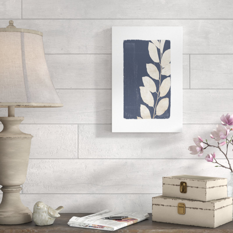 Painterly Leaf On Navy - reproduction sur toile, H 18 po x l 12 po