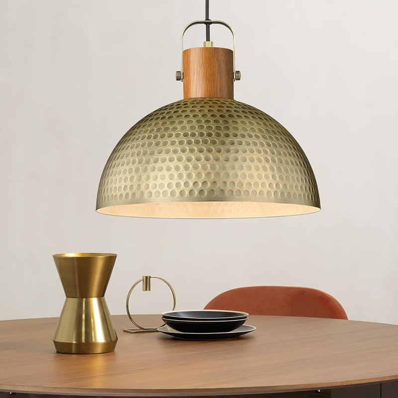 Grand luminaire suspendu martelé de 16 pouces en bois de frêne avec lampe en dôme rétro en métal doré antique