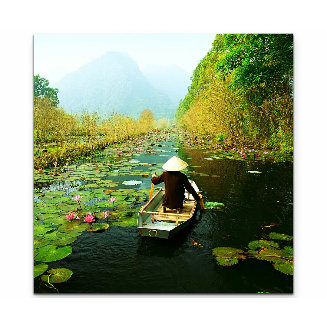 Leinwandbild Vietnamesischer Bauer fährt mit seinem Boot auf Fluss