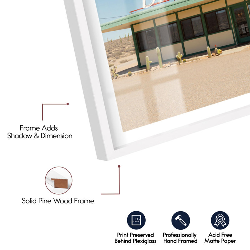 «Desert Diner Shadowbox», reproduction de photo par Notoriart, cadre blanc, 24 x 36, H 37 po x l 25 po, Cadre blanc