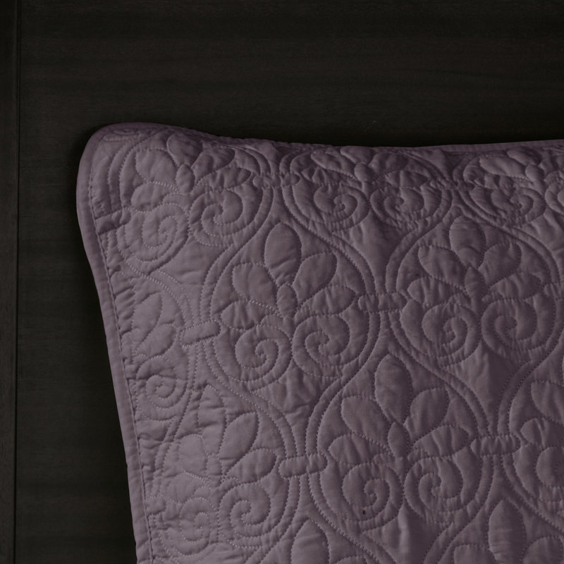 Couvre-lit réversible violet pour lit Queen - Le matelassage apporte texture et style. Coton prélavé pour un confort optimal. Grande taille pour un drapé parfait sur le matelas. Comprend deux taies d'oreiller. Lavable à la machine. Taille A. Une touche tendance.