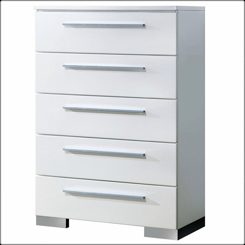 Commode de style contemporain avec cinq tiroirs en queue d'aronde, poignées chromées et finition blanche ultrabrillante pour les chambres à coucher modernes