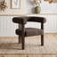 Fauteuil d'appoint moderne en bois rembourré, avec accoudoirs arrondis, dossier incurvé et piètement à trois pieds.-790564331