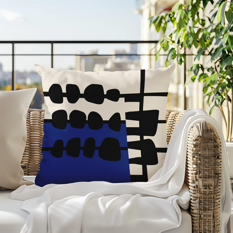 Oreiller carré réversible intérieur / extérieur Dola, Bleu marine / noir / blanc cassé abstrait, H 15 po x l 15 po