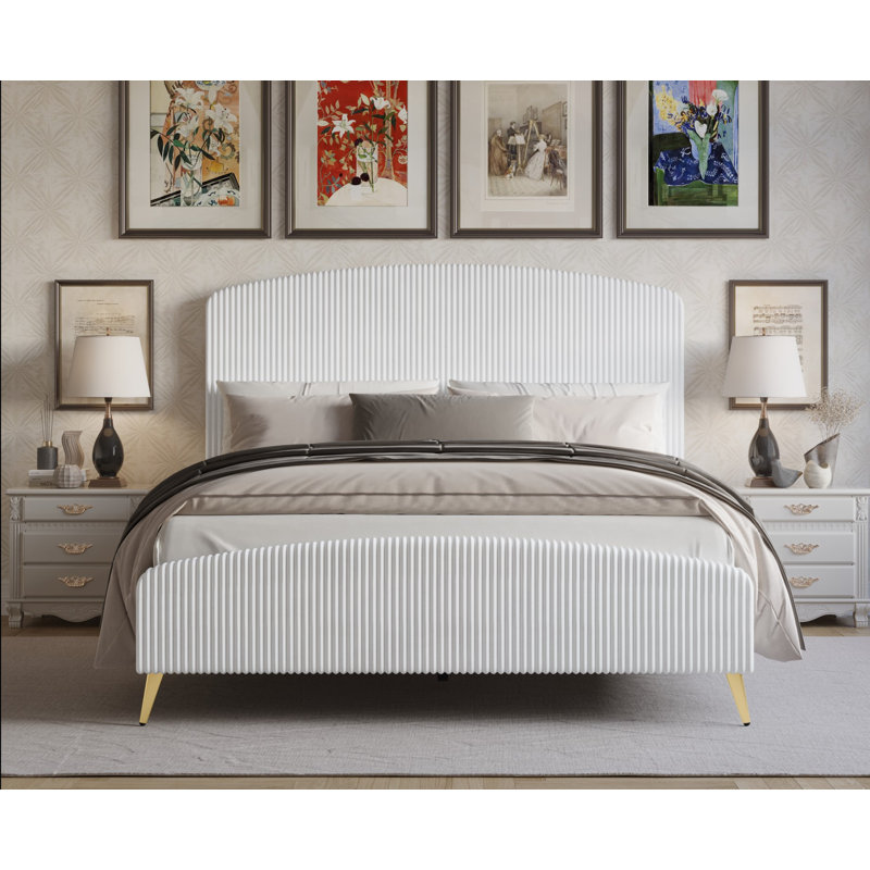 Ensemble de chambre à coucher rembourrée standard avec table de chevet Manningtree