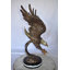 Statue en bronze «Darious Eagle In Action Diving for His Prey»: 21 po x 13 po x H 32 po