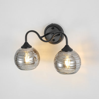 Applique murale de salle de bain moderne 15,8 po à 2 lumières avec abat-jour sphérique en verre nervuré pour couloir de salle de bain