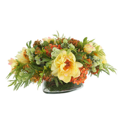 Arrangement d'hortensias, de pivoines et de fougères dans un vase en verre