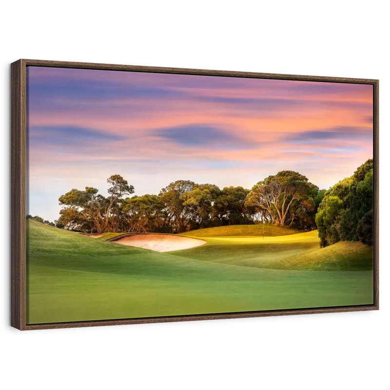 Terrain de golf, coucher de soleil, 13 po x 9 po, Cadre flottant noyer