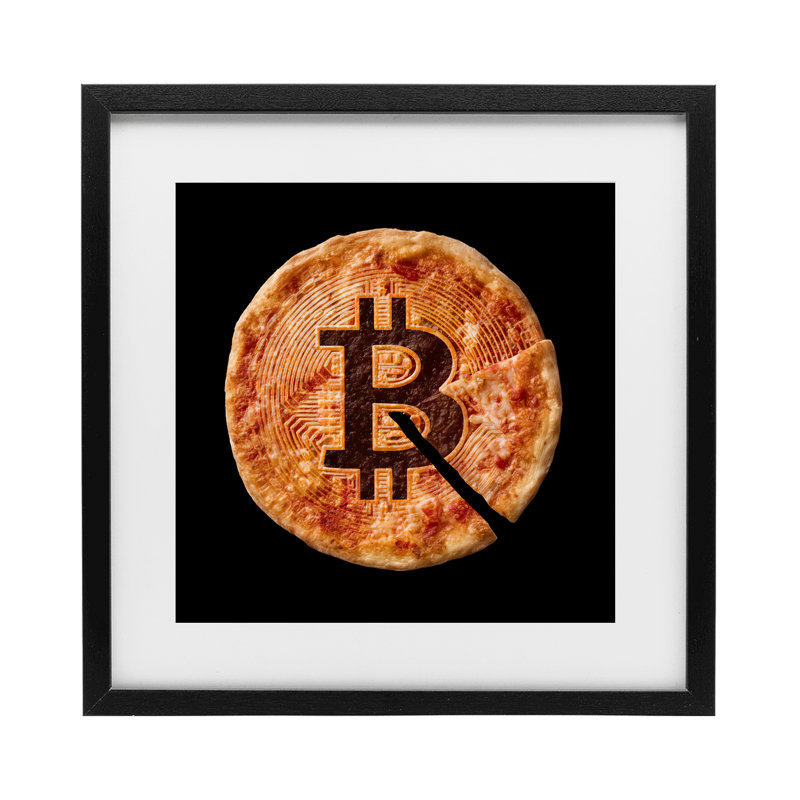 Crypto pizza tranche imprimée sous verre, design par Svetlana Aleynikova, H 16 po x l 16 po, Cadre noir minuit