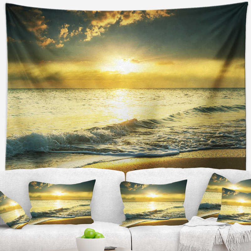 Tapisserie jaune paysage marin sur les eaux cristallines, H 32 po x l 39 po
