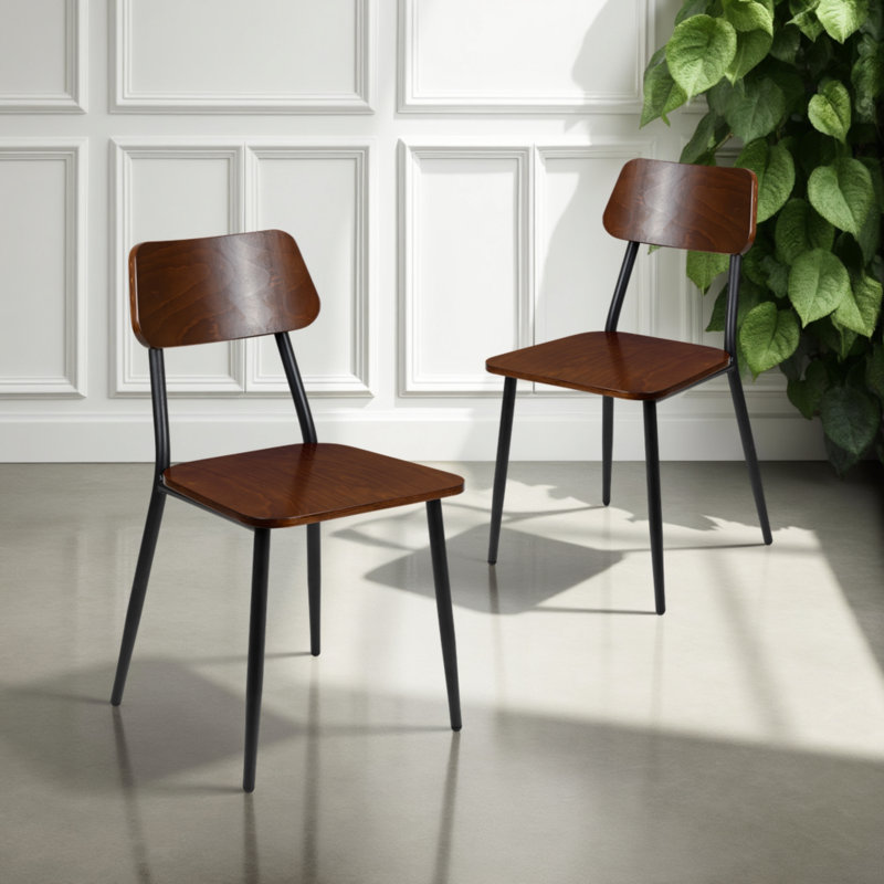 Chaise de salle à manger industrielle avec structure en acier et siège en bois rustique