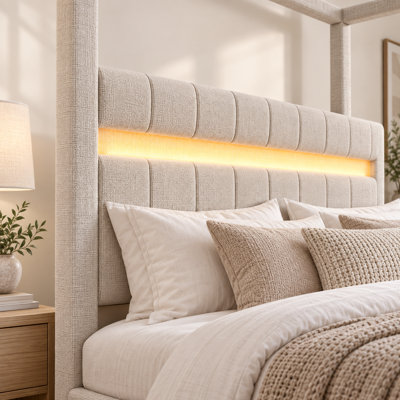 Lit plateforme Beigelora Queen Size à baldaquin capitonné beige avec cadre à quatre colonnes, tête de lit rembourrée en tissu, bandes DEL personnalisables intégrées à la tête et au pied de lit.