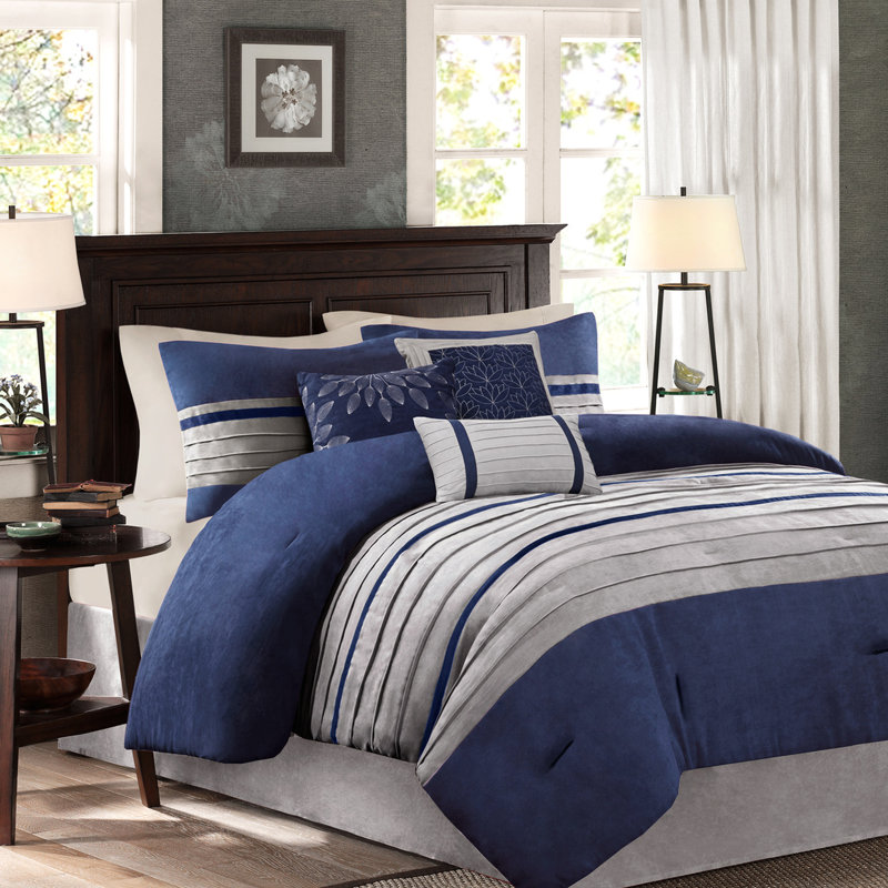 Édredon bleu très grand. 7 pièces en faux suède. Rembourrage. Conception douce au toucher. Broderie sur coussins. Comprend un édredon, des taies décoratives, 3 coussins et une jupe de lit. Lavable à la machine. Fer à vapeur pour une sensation agréable.