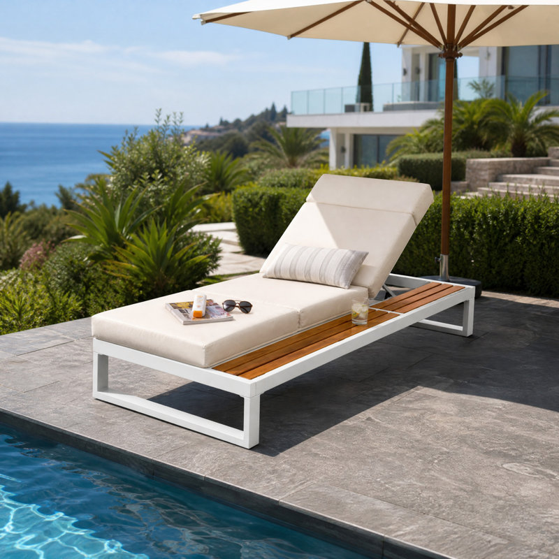 Structure de chaise longue d'extérieur inclinable avec surface de table d'appoint en teck et coussin, blanc, crème et teck