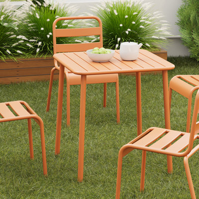 Table de jardin carrée rouge brique, structure en mousse, idéale pour terrasse et balcon, style décontracté, profondeur 70 cm, hauteur 73,6 cm, poids 11,7 kg