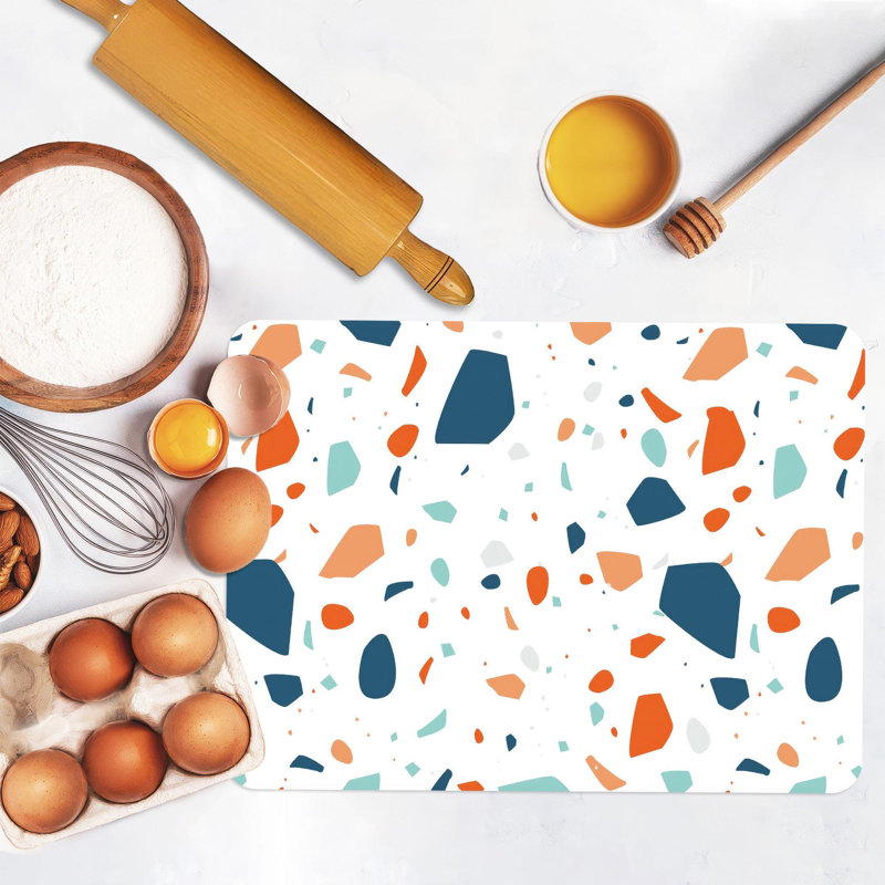 Planche de service en verre coloré à motif de faux terrazzo idéale comme planche à découper moderne ou pièce de décoration intérieure élégante