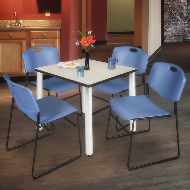 Plateau de table Kee Square, 4 chaises empilables Zeng, H 29 po x l 30 po x P 30 po, Érable / chrome, Bleu