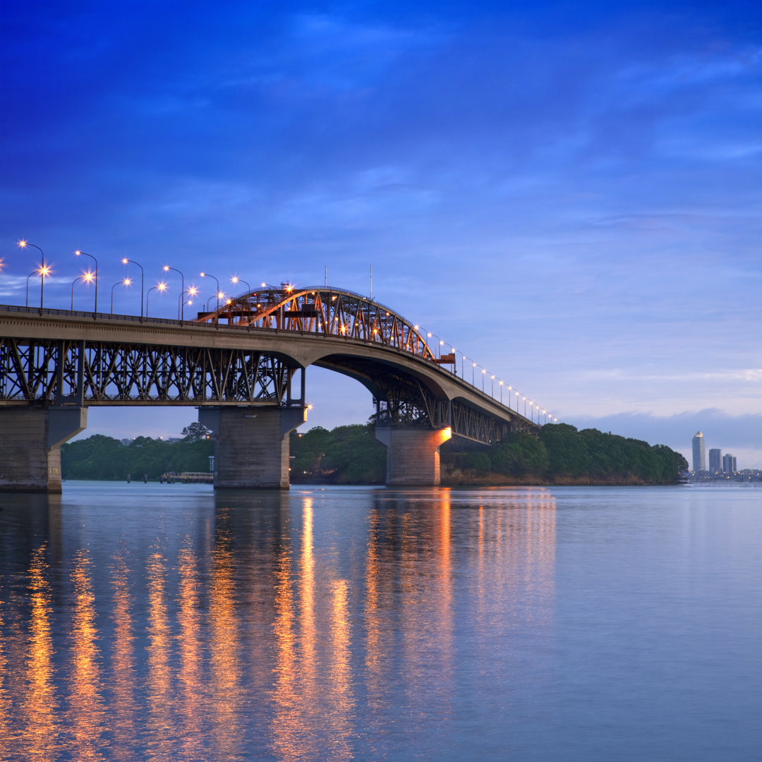 Auckland Harbour Bridge von Travellinglight - Foto ohne Rahmen auf Leinwand