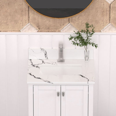 Plan de toilette en quartz blanc de 61 cm (24 po) avec lavabo encastré en céramique et dosseret.