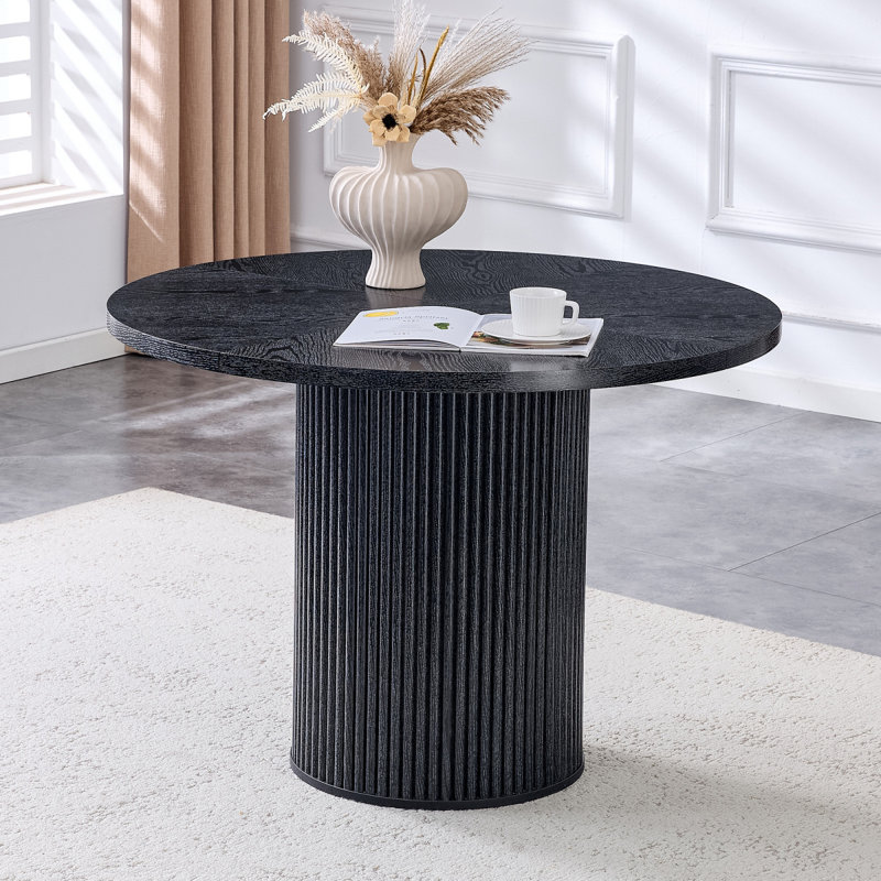Une table de salle à manger circulaire épissée moderne d'un diamètre de 42 pouces, présentant des textures de couleur bois noir en forme d'éventail en diagonale, interprétant l'esthétique et la fonctionnalité de la maison.