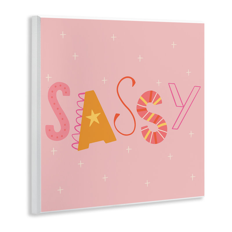 Plaque murale typographique rose et jaune Sassy, design par Sazerelli Designs