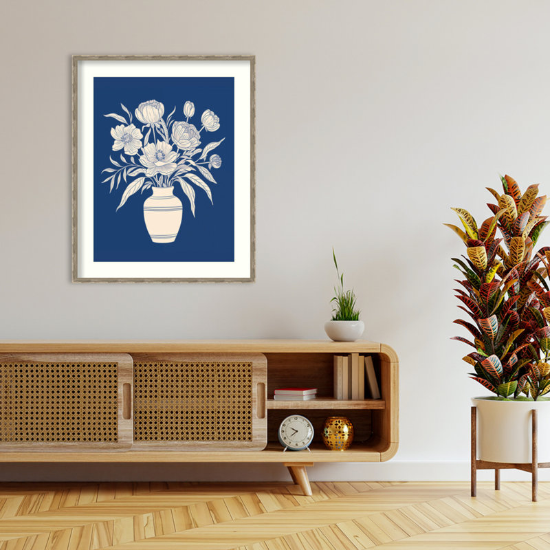 «Flower Bouquet Vase on Blue» par The Creative Bunch Studio, impression sur bois encadrée, 42 x 34