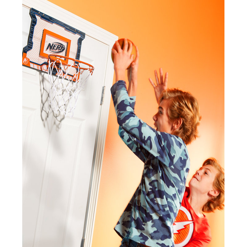 Ensemble de mini-panier de basketball NERF au-dessus de la porte