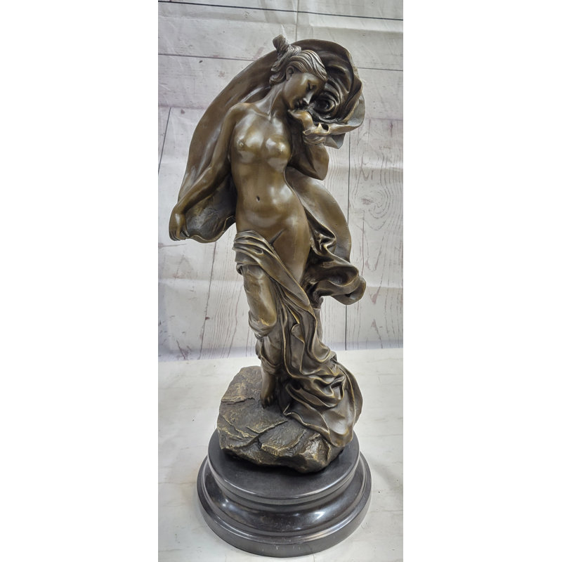 Sculpture sensuelle nue dans une statue de bronze