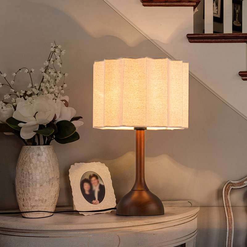 Lampe de table moderne en bois massif avec abat-jour en lin Avicia