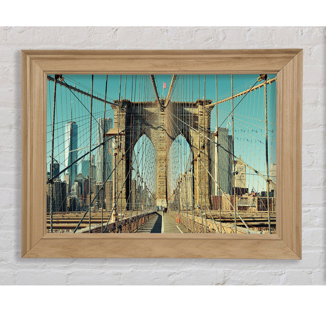 Walking Through The Brooklyn Bridge - Einzelne Bilderrahmen Kunstdrucke