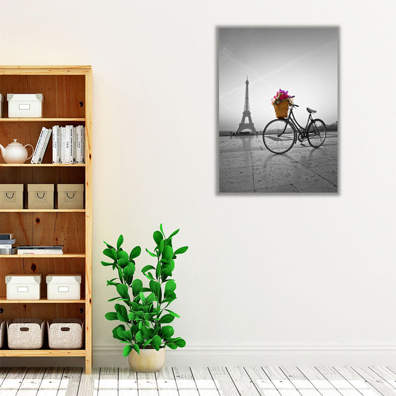 «Vélo avec un panier de fleurs à côté de la Tour Eiffel», reproduction d'art sur toile, H 40 po x l 30 po