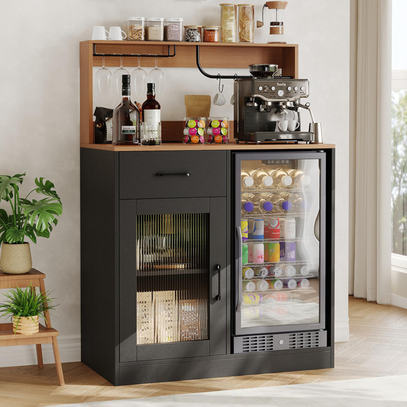 Meuble-bar moderne avec mini-frigo, rangement pour bouteilles de vin, porte-verres et station de recharge