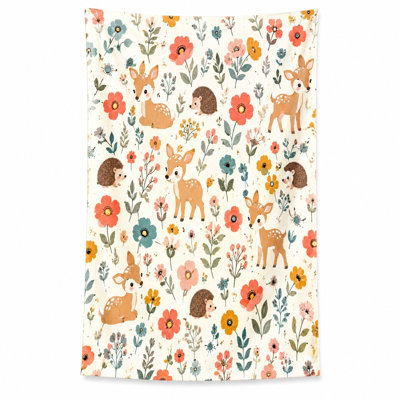 1Pcs Mignonne serviette de plage en forme de créature des bois, avec des cerfs fantaisistes et des hérissons parmi des motifs floraux éclatants. Tissu en microfibre pour un séchage rapide, idéal pour la piscine, les voyages, le design artistique unisexe.